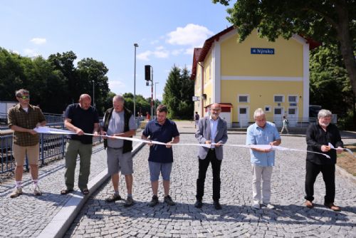 Nová zastávka u nádraží v Nýrsku usnadňuje přestupy