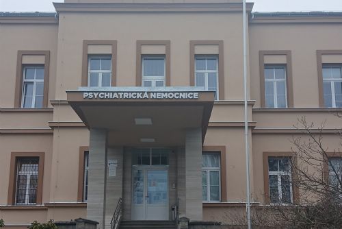 Odsouzený vrah dostal další trest za útok v Dobřanech. V léčebně napadl pacienta kvůli penězům za drogy