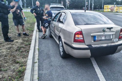 Opatrná jízda vzbudila pozornost strážníků, mladý řidič vyrazil bez řidičáku
