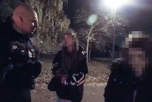 Opilé nezletilé dívky v Plzni popíjeli s kamarádem, jméno si napamatují