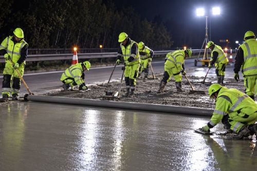Opravy na D5 jedou ve dne i v noci. Stavaři chtějí za pět dní položit pět kilometrů nového betonu