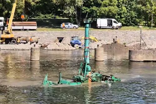 Pardubice budují ochranné stání pro lodě na Labi za 48 milionů, v akci je i podvodní „buldozer