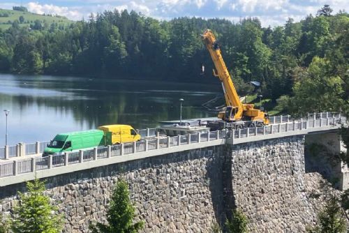 Pastviny: Poslední kamenná přehrada zmodernizována s novým 25tunovým rychlouzávěrem