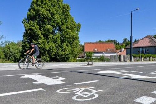 Plzeň má první souvislý cyklopruh přímo ve vozovce. Vznikl v Lobzích na Rolnickém náměstí