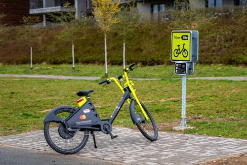 Plzeň přidá až 150 sdílených elektrokol. Řeší ale děti za řídítky, jízdu po chodníku i stav kol