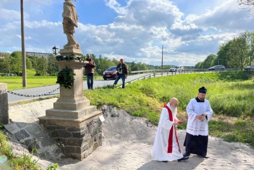 Po 50 letech odhalena socha sv. Jana Nepomuckého ve Štěnovicích