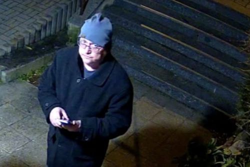 Podvodníci připravili seniora o miliony. Policie pátrá po muži z fotografie