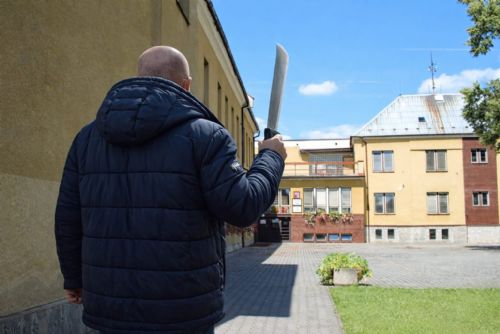 Policie zadržela opilce s mačetou před školou v Nezvěsticích