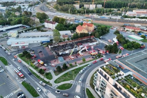 Požár Lidlu v Kladně je uhašen. Hasiči potvrdili zkrat v podstřeší, škoda činí 170 milionů