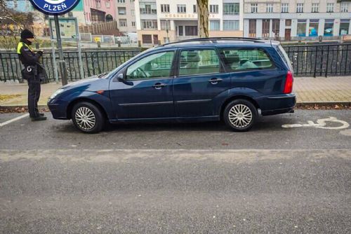 Pozor na parkování na místě pro ZTP, hrozí 2 body, odtah a pokuta až 10 tisíc