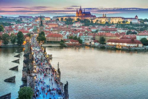 Praha zvýší turistický poplatek na 200 Kč: Řešení masového turismu