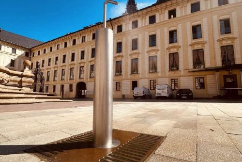 Prahu v horkých dnech ochlazuje 47 mlžítek, nová přibyla i na Pražském hradě