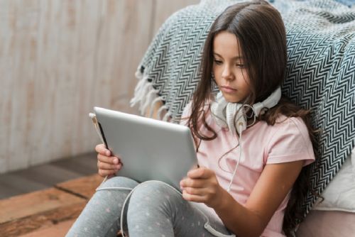Pražské děti v psychické tísni hledají pomoc u AI. Každé čtvrté nejdříve u chatbota