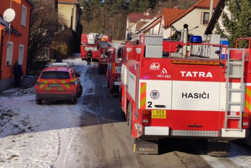 Při požáru v Dnešicích uhynul pes, ostatní zvířata hasiči zachránili
