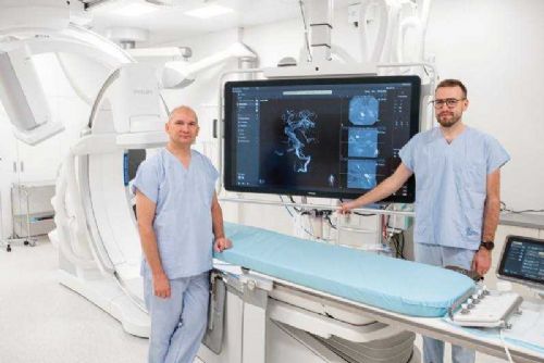 Průlom v medicíně: Úspěšná implantace mozkové výztuže v Českých Budějovicích