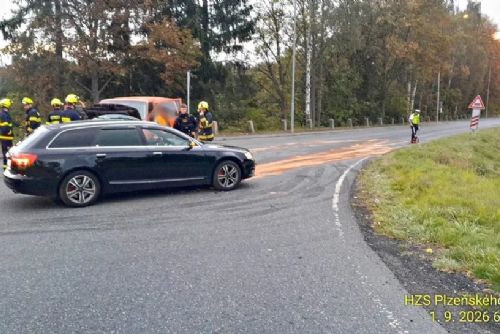 Ranní střet dodávky s Audi u Tachova zablokoval silnici, záchranáři odvezli tři zraněné