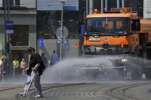 Rozpálený asfalt v Plzni chladí kropicí vůz. Do ulic vyráží opakovaně