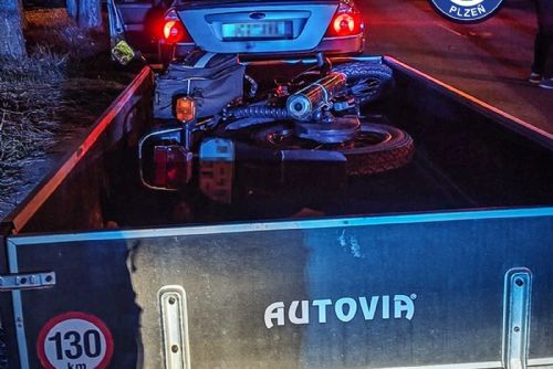S ukradenou motorkou na neosvětleném přívěsu daleko nedojeli