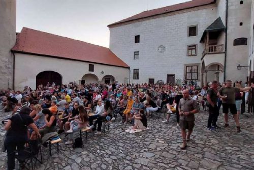 Setkání s Jiřím Strachem v letním kině a následné promítání jeho slavné pohádky