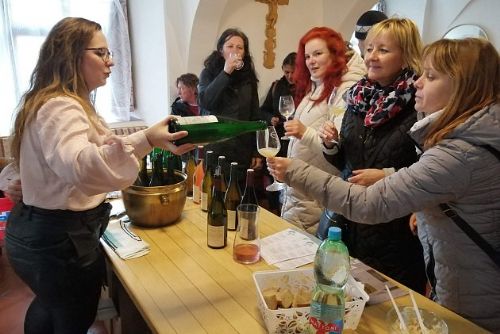 Sklenka do ruky a vzhůru do ulic. Spálené Poříčí láká na Od vína k vínu