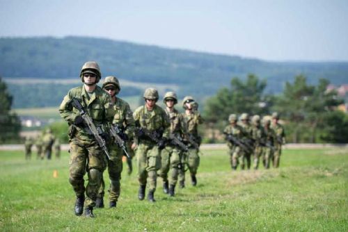 Stovky středoškoláků míří do Tábora na vojenský kurz za 40 tisíc!