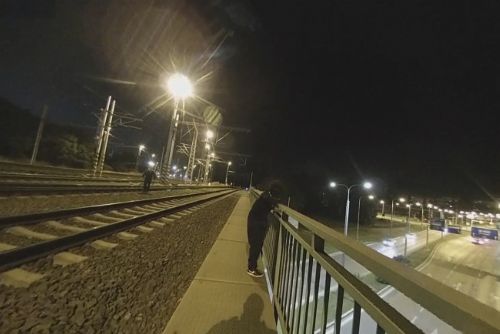 Strážníci v Plzni zachránili ženu na mostě před skokem