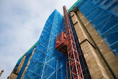 Střecha plzeňské katedrály se rozpadá. Na opravu za 85 milionů běží sbírka