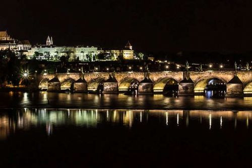 Tajemství soch Karlova mostu: Mystický koridor odhaluje jejich příběhy