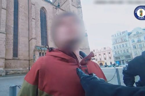 Téměř tři promile a agresivní výstup v centru Plzně. Muž plival na strážníky (video)