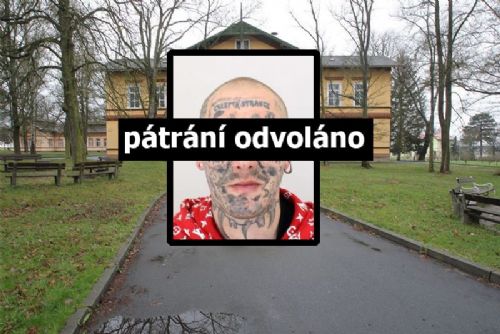 Tetování prozradilo uprchlého pacienta z Dobřan. Policie zrušila celostátní pátrání