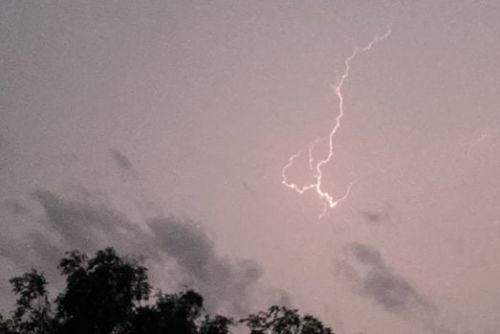 Ticho před bouří nad Plzeňskem? Slunce a vedro mohou během pár hodin vystřídat vichr a kroupy