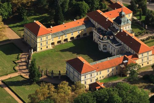 Tip na výlet - Zámek Hořovice ukrývá šlechtický luxus i torzo letadla v ložnici