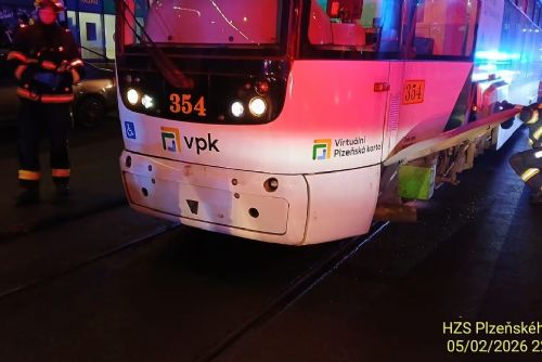 Tramvaj v Plzni srazila seniorku, je v kritickém stavu