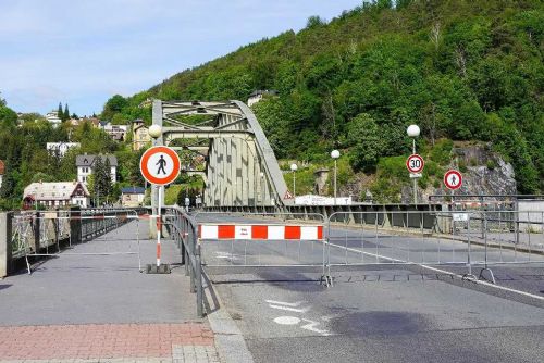 Tyršův most hrozí kolapsem, začínají provizorní opravy