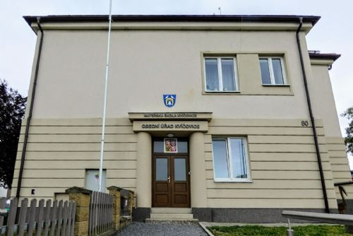 Účetní poslala podvodníkům téměř dva miliony z obecních účtů. Uvěřila falešnému bankéři