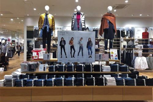 Uniqlo míří do Prahy: Japonský módní gigant hledá místo pro svou první prodejnu