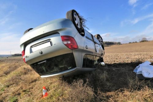 V převráceném autě u Křenov našli mrtvého muže, okolnosti smrti objasní pitva