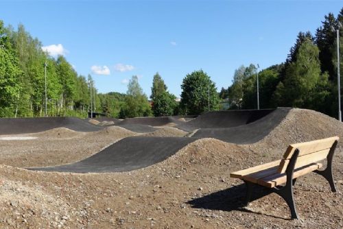 Vimperk otevřel nový pumptrack u Volyňky. Sportovní areál nabízí okruhy o délce přibližně 360 metrů