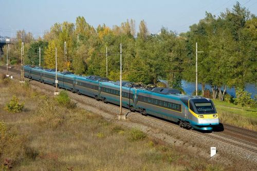 Vlaková trať mezi Ostravou a Českým Těšínem dočasně zastavena kvůli nestabilnímu svahu