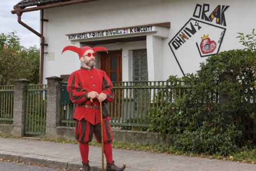 Zákaz natáčení měl porušit dalším vysíláním. Plaský „Bůh Šašek“ znovu čelí obvinění