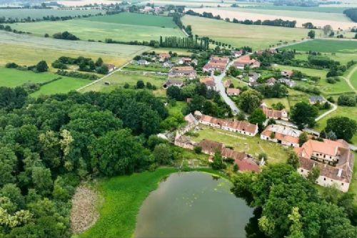 Zámek v Bzí čeká rozsáhlá obnova. Areál má fungovat jako resort pro akce i ubytování