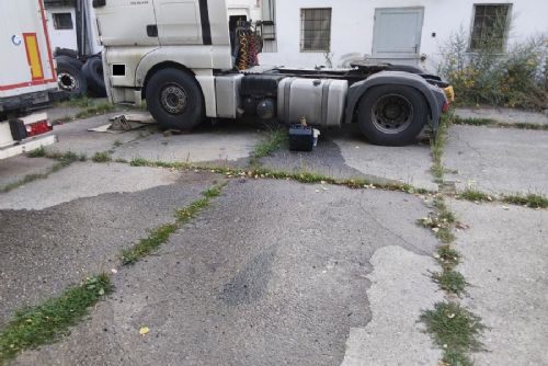 Zloděj poškodil nádrž nákladního vozu. Odjel s deseti litry, dalších 200 litrů nafty vyteklo na zem