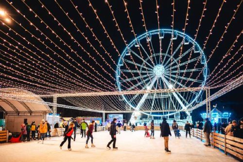 Vánoční trhy v Olomouci 2025: Kluziště a vyhlídkové kolo přinášejí nové zážitky