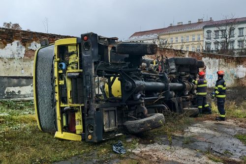 Brněnští hasiči zvedají převrácené kamiony