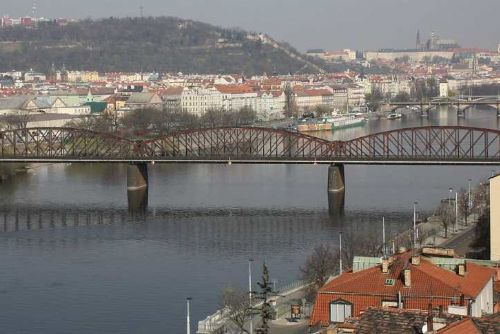 Budoucnost železničního mostu pod Vyšehradem: Klíčové rozhodnutí ministra dopravy