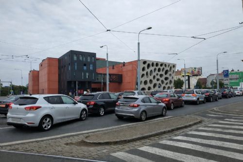 Centrum Plzně čeká dopravní kolaps. Uzavírka u Nového divadla přinese kolony i zmatek