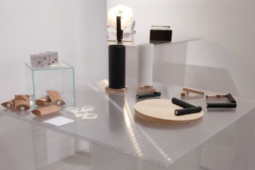 Design nábytku trochu jinak. Nová výstava v Plzni odhaluje tajemství materiálů