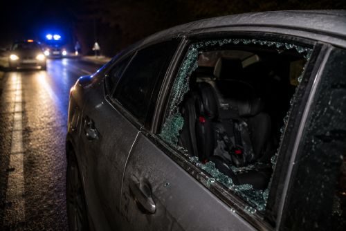 Dítě chtěli vytáhnout ze sedačky. Honička v Domažlicích skončila brutálním útokem
