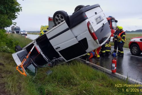 Dodávka na Tachovsku narazila do stromu a skončila na střeše. Tři lidé se zranili