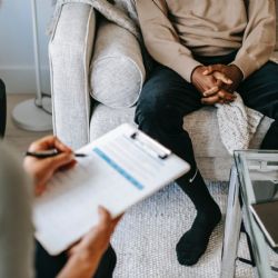 Dopravní psycholožka z Plzně obviněna za úplatky a falešné posudky